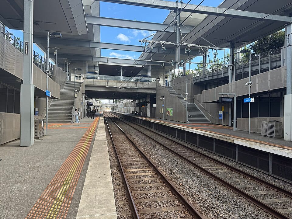 Mitcham_railway_station_arch10